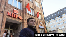 Депутат Госдумы Олег Михайлов у офиса КПРФ в Сыктывкаре