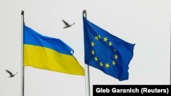 Ukrajna és az Európai Unió zászlaja Kijevben 2021. december 6-án