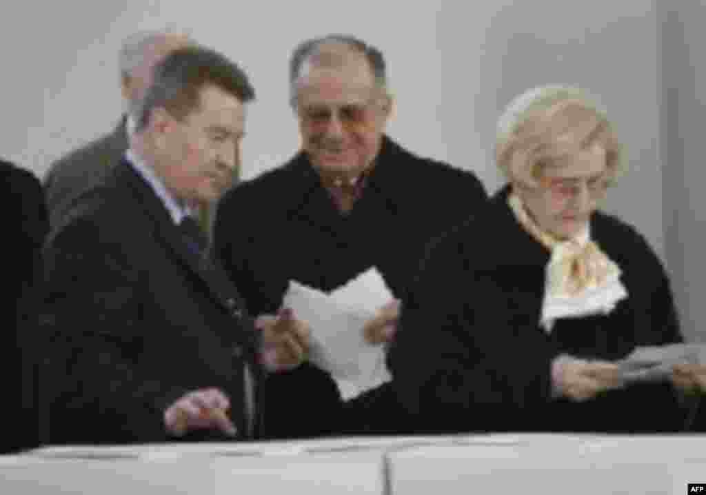 Ion Iliescu a fost singurul președinte al României cu trei mandate. Două dintre ele au fost obținute prin vot. Prima dată a fost președinte al Consiliului Frontului Salvării Naționale între 22 decembrie 1989-1992, apoi președinte ales al României între anii 1992-1996 și 2000-2004. În fotografie este alături de soția lui Nina.