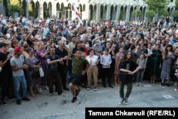 "თბილისი პრაიდის" საწინააღმდეგო აქციას მართავენ რადიკალური მემარჯვენე კონსერვატორი ჯგუფები, დაშავდა 50-ზე მეტი ჟურნალისტი, მათ შორის რადიო თავისუფლების ორი რეპორტიორი. დარბეულია "სირცხვილიას" და "თბილისი პრაიდის" ოფისები. პარლამენტის წინ ჩამოხსნეს და დაწვეს ევროკავშირის დროშა, აღმართეს რკინის ჯვარი.