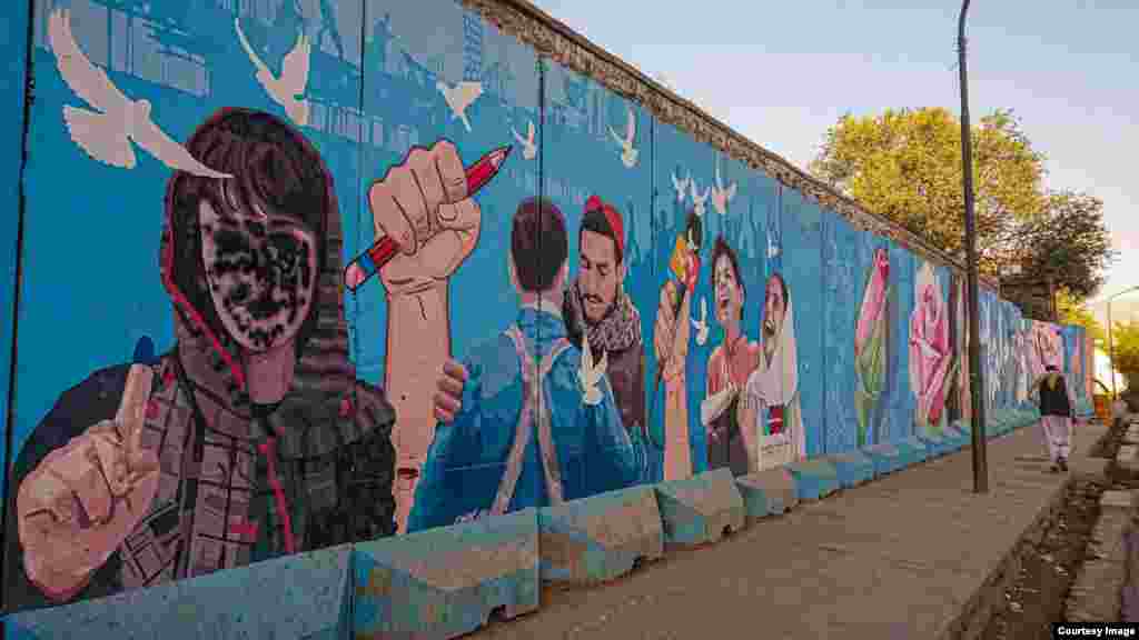 Мурал во Кабул на жена-избирач, која е префарбана со спреј за да го покрие нејзиното лице &nbsp;