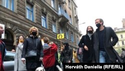 Az SZFE hallgatói, tanárai és támogatói az egyetem előtt 2020. október 16-án.