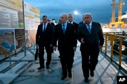 Президент Росії Володимир Путін та генеральний директор нафтової компанії «Роснефть» Ігор Сечін відвідують суднобудівний комплекс «Зірка» в бухті Великий Камінь у далекосхідному регіоні Приморського краю, Росія, 11 вересня 2023 року