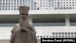 Statua kineskog filozofa Konfučija ispred zgrade Kineskog kulturnog centra u Beogradu, decembar 2020. 