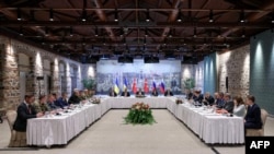 Министр иностранных дел Турции Хакан Фидан (в центре), российская делегация (справа) и украинская делегация (слева) во время встречи в рамках украинско-российских мирных переговоров, 16 мая 2025 года