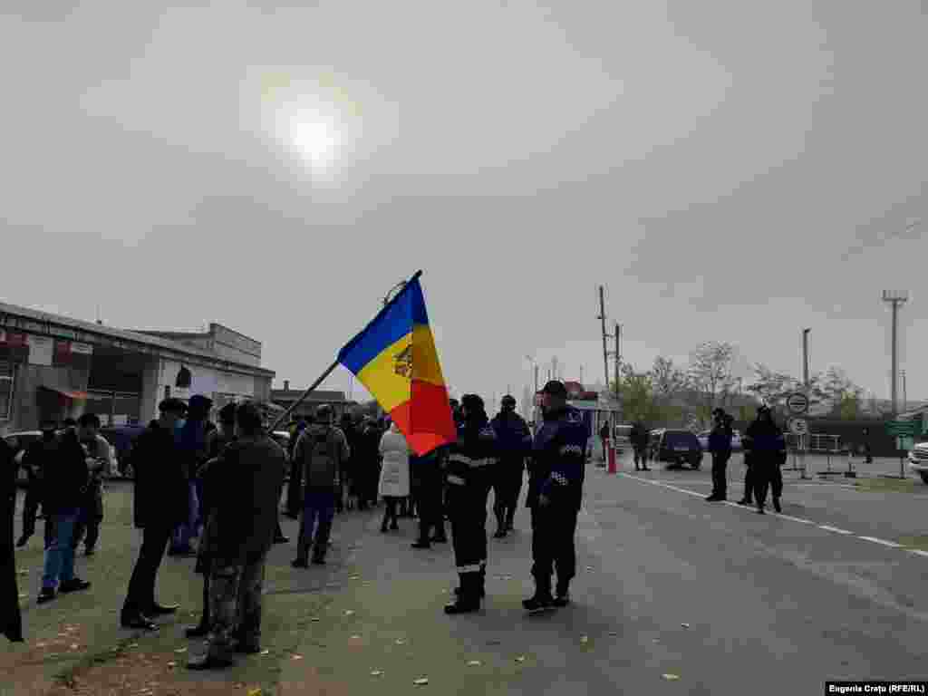 Polițiști și combatanți din 1992 încercând să verifice mașinile ce vin din regiunea separatistă