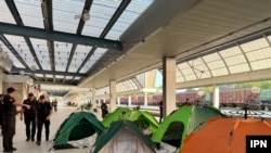 Corturi instalate pe peronul Gării Chișinău de manifestanții veniți la protestul din 16 august organizat de gruparea Șor, ridicate la scurt timp de poliție