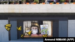 Një grafit në Ferizaj ku shkruan "Më mungon shkolla". Fotografi ilustruese. 