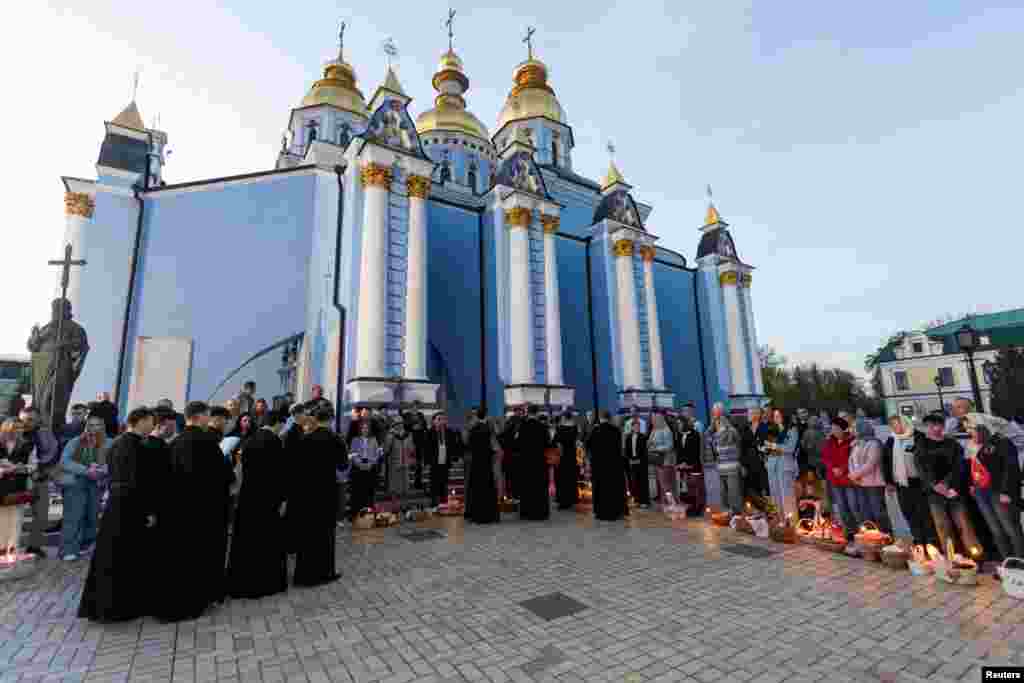 Ceremonija blagoslova kolača i korpi sa hranom povodom Uskrsa, ispred hrama Svetog Mihaila u Kijevu, Ukrajina, 19. aprila 2025.