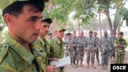 Afghan and Tajik soldiers at the Tajik Border Troops Training Center in Gissar (file photo)