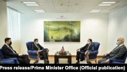 Foto nga takimi ndërmjet kryeministrit Kurti dhe krerëve të opozitës. 