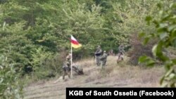 Как и в случае с грузинскими властями, цнелисский кризис весьма кстати и для их югоосетинских политиков в условиях внутреннего кризиса