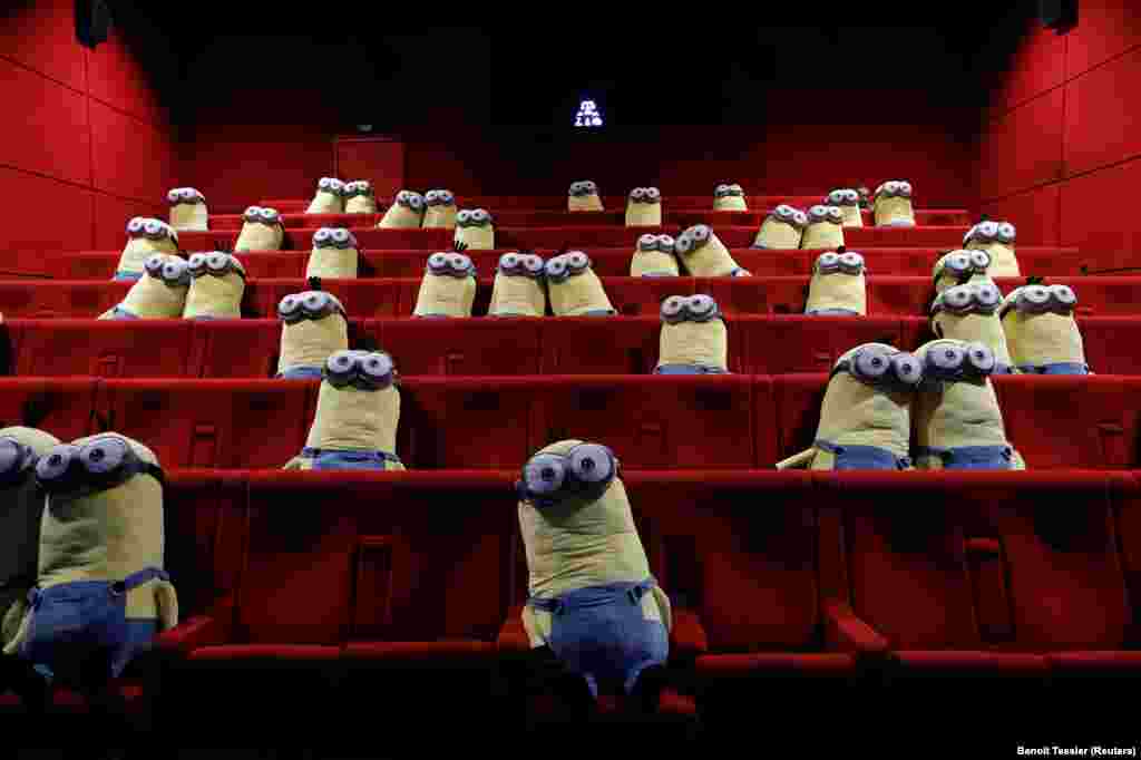 Куклите &quot;minions&quot; поставени во кино во Париз, Франција за спроведување на физичко дистанцирање