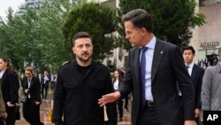 Președintele ucrainean Volodimir Zelenski și secretarul general NATO Mark Rutte la summitul Comunității Politicii Europene de la Tirana, Albania, 16 mai 2025.
