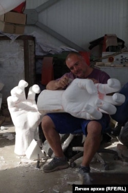 Красимир Ломски в процес на изработка на ръцете на скулптурата на Исус Христос