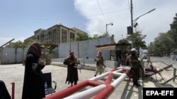 Талибанските борци чуваат стража пред Зелената зона, каде што се наоѓаат повеќето амбасади, откако ја презедоа контролата врз Кабул, 17 август 2021 година