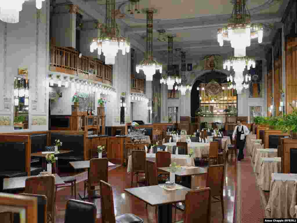 Рестораните можеа да вчера да работат до 20 часот. Од денеска, воопшто.