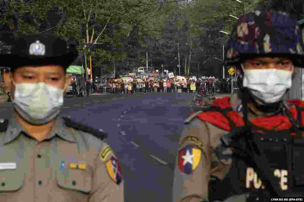 Policajci stražare ispred američke ambasade tokom protesta u Jangonu, 22. februar.