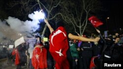 Protestele din Turcia au continuat pentru a șaptea noapte consecutiv. Fotografie de la manifestația din Istanbul, 25 martie 2025.