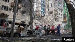 Spasioci nastavljaju pretragu ruševina stambene zgrade u Kijevu, tražeći preživjele, 18. juni 2025.