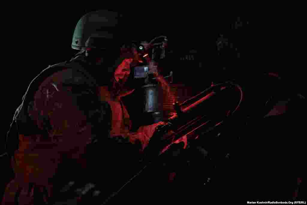 Украинские солдаты говорят, что иногда за сутки им приходилось выпускать более 100 155-милимметровых снарядов