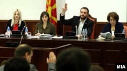 Гласање на седницата на собраниската Комисијата за деловничко и мандатно-имунитетни прашања 