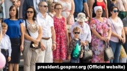 Зрители на параде в Тирасполе, 2 сентября 2019 года