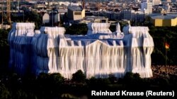 Soarele crepuscular luminează Reichstag-ul acoperit cu polipropilenă argintie (iunie 1995)
