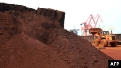 Imagine cu caracter ilustrativ, operațiuni pregătitoare pentru încărcarea unui transport de pământuri minerale rare în Lianyungang, provincia chineză Jiangsu. China deține supremația mondială atât în extracția, cât în special în rafinarea pământurilor rare.