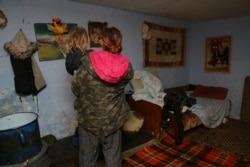 Trudna Ramiza i njen najmlađi sin u glavnoj prostoriji kuće