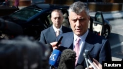 Hašim Tači daje izjavu novinarima u Briselu