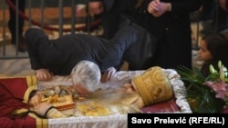 Mjera se nije pridržavao ni mandatar za sastav nove vlade Crne Gore Zdravko Krivokapić, (na fotografiji uz tijelo mitropolita Amfilohija)