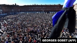 Хора отдават почит на Самюел Пати в Тулуза