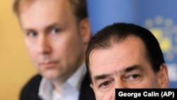 Ministrul român al Sănătății, Victor Costache (stânga) și prim-ministrul Ludovic Orban