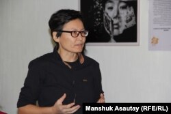 Жительница Алматы Гульзада на фотовыставке, посвященной жертвам насилия.