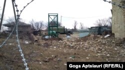 У разделительной линии в Хуравлети российские пограничники устанавливают вышку