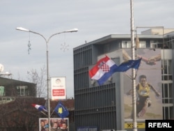 Flamuri i Kroacisë dhe ai i Kosovës në Prishtinë.