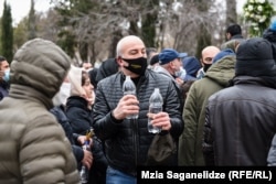 როდესაც პატრიარქმა ლოცვა დაასრულა და ეკლესიაში დაბრუნდა მრევლს ნაკურთხი წყლის მომარაგების ნება დართეს.