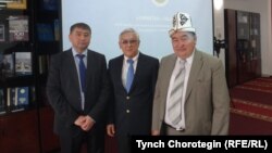 Историк из Кыргызстана Тынчтыкбек Чороев с коллегами. Астана, 23 июня 2016 года.