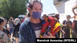 Әсия Төлесова Алматыдағы тергеу изоляторынан шыққан сәт. Алматы, 2020 жылғы 12 тамыз.
