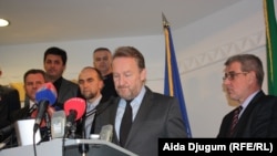 Bakir Izetbegović (u sredini)
