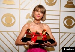 Taylor Swift pozira sa nagradama na 58. dodjeli Grammyja, februar 2016.