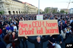 Tüntetés a CEU-ért Budapesten a Parlament előtt, 2017. április 9.