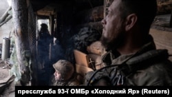 Военнослужащие 93-й отдельной механизированной бригады "Холодный Яр" ВСУ ведут наблюдение за российскими дронами на позиции в Константиновке, 24 апреля 2025 года