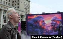 Ярослав Дронов, відомий під сценічним ім'ям Шаман, виступає під час церемонії, яка знаменує 100-денний відлік до початку пісенного конкурсу «Інтербачення».