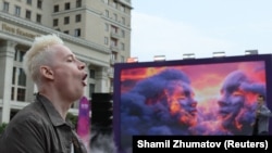 Јарослав Дронов, познат по неговото уметничко име Шаман, за време на церемонијата по повод 100-дневното одбројување до почетокот на натпреварот за песна „Интервизија“, во близина на Кремљ во централна Москва, Русија, на 12 јуни 2025 година.