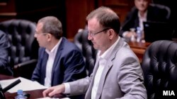 Kreu i partisë Aleanca për Shqiptarët, Arben Taravari (në qendër). Fotografi nga arkivi. 