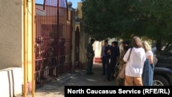 Журналисты у ворот редакции "Черновика", 2 октября 2019 г.