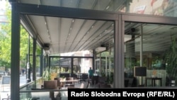 Празно кафуле на улица Македонија во општина Центар, Скопје.