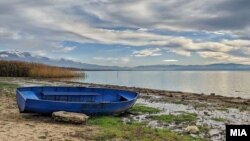 Преспанското Езеро. Истражувањата покажуваат дека УХМР немаат доволно човечки капацитети за вршење на мониторинг на природните езера и дека за Преспанско Езеро во функција се само две мерни станици. 